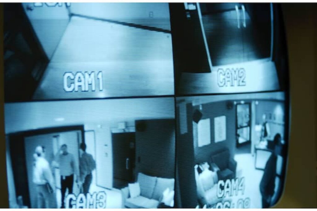 Imagens de câmeras de segurança num monitor