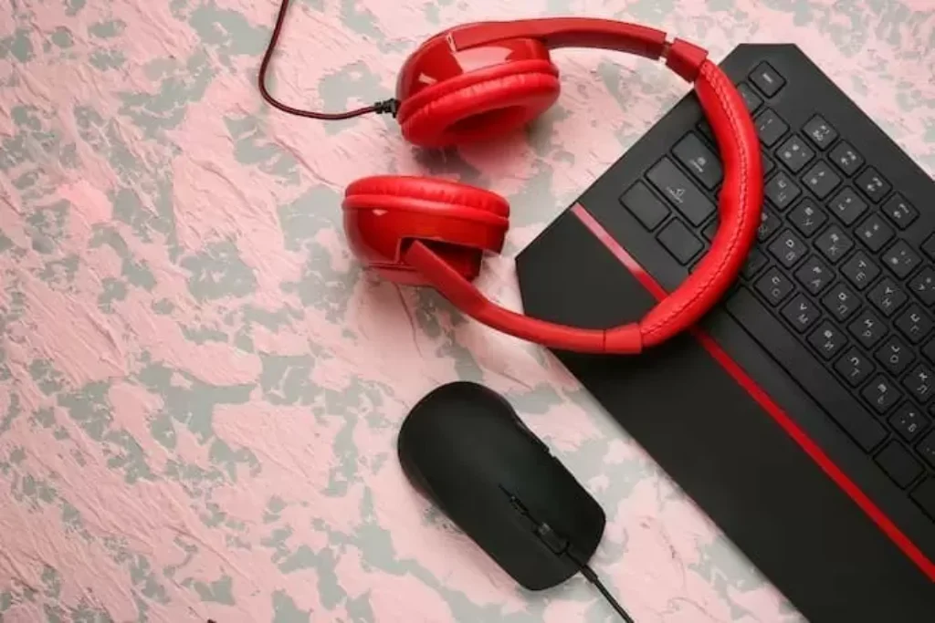 headset vermelho sobre uma mesa