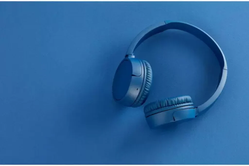 headphone com fundo azul